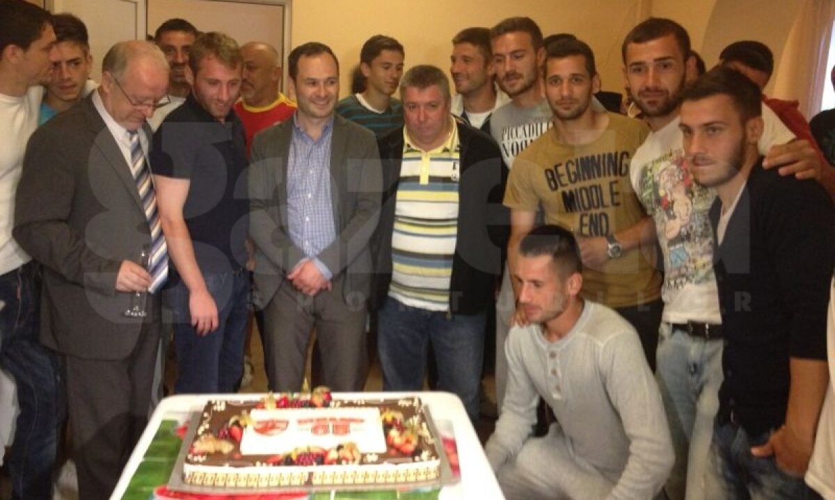 FOTO Dinamo petrece! » Tort, şampanie şi veselie la Săftica la împlinirea a 65 de ani a clubului