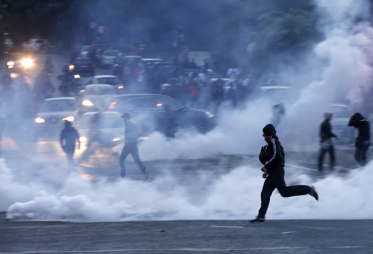 VIDEO 21 de ultraşi ai lui PSG arestaţi! » Ultraşii parizieni au provocat panică în capitala Franţei