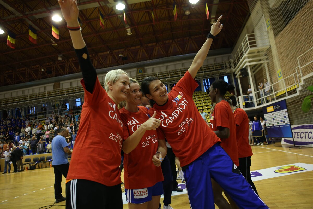 FOTO Ultima seară galactică » Oltchim a sărbătorit titlul de campioană naţională după meciul cu HCM Baia Mare