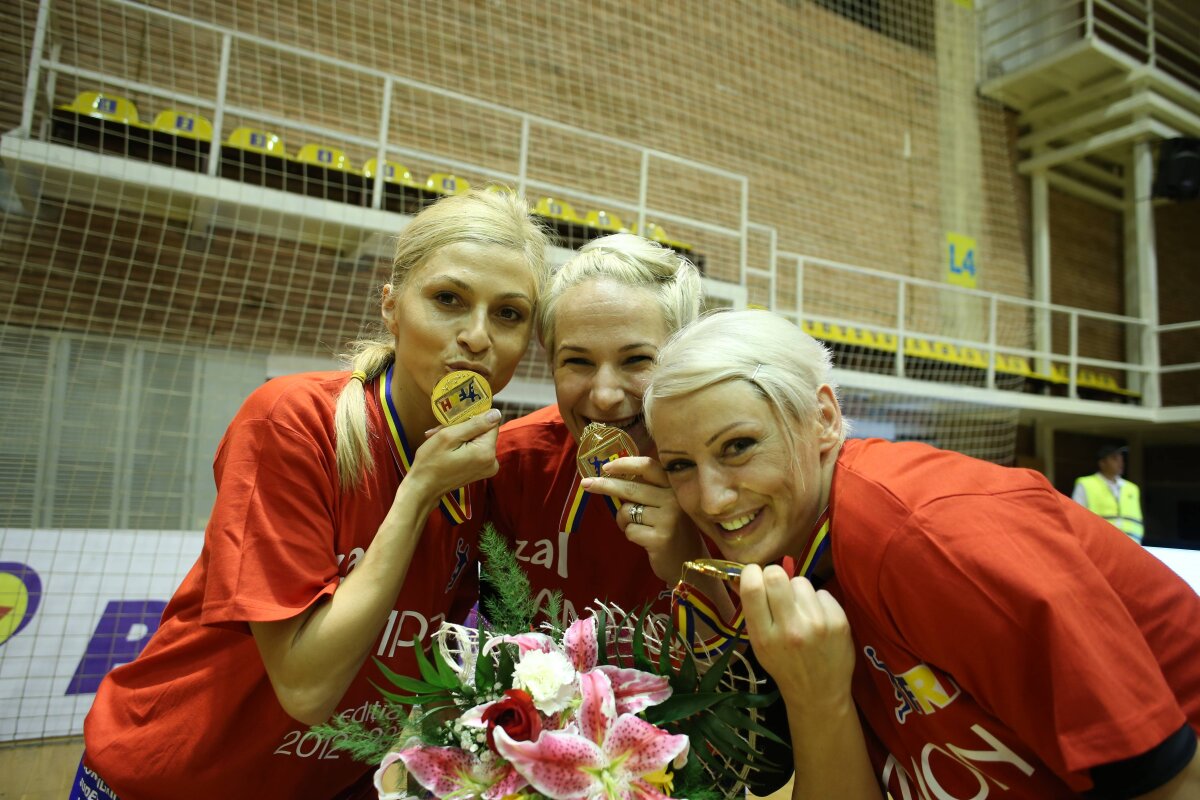 FOTO Ultima seară galactică » Oltchim a sărbătorit titlul de campioană naţională după meciul cu HCM Baia Mare