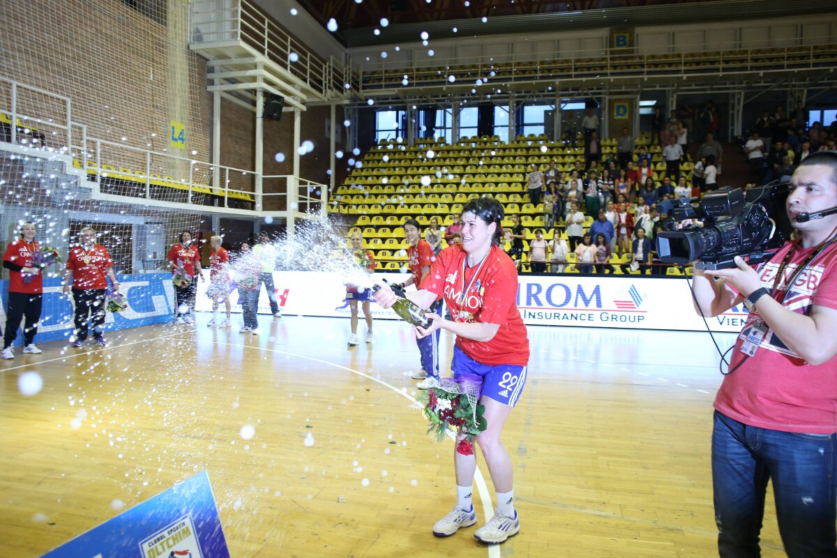 FOTO Ultima seară galactică » Oltchim a sărbătorit titlul de campioană naţională după meciul cu HCM Baia Mare