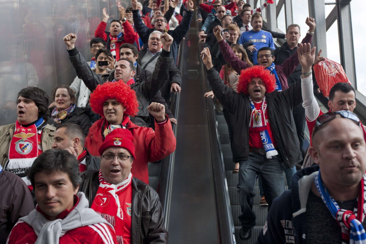 GALERIE FOTO Roşu şi albastru » Superatmosferă la Amsterdam la Benfica - Chelsea