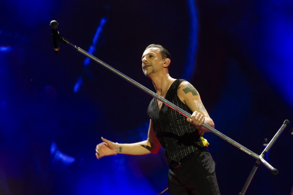 FOTO & VIDEO » Peste 40.000 de fani au luat cu asalt Arena Naţională la concertul legendarei trupă Depeche Mode!