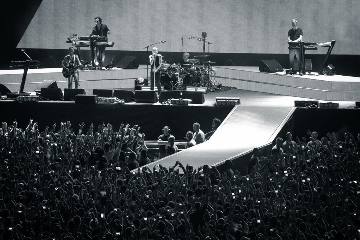 FOTO & VIDEO » Peste 40.000 de fani au luat cu asalt Arena Naţională la concertul legendarei trupă Depeche Mode!