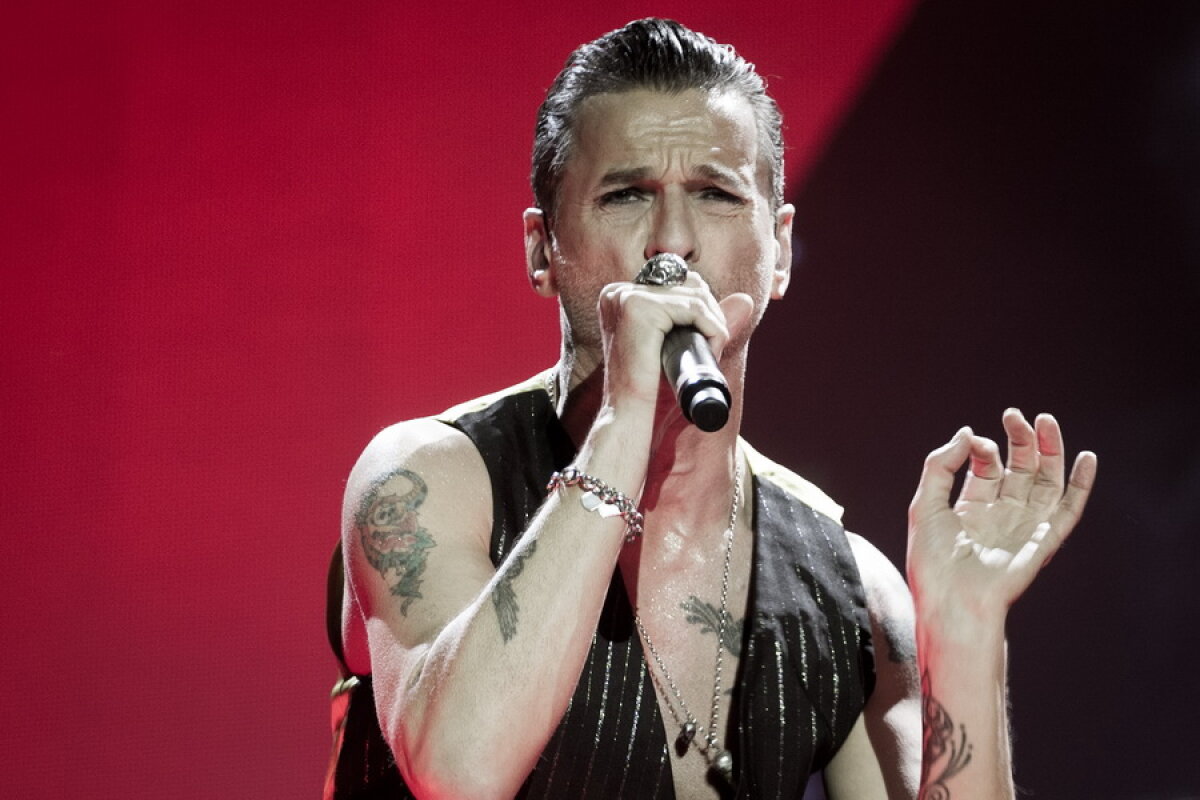 FOTO & VIDEO » Peste 40.000 de fani au luat cu asalt Arena Naţională la concertul legendarei trupă Depeche Mode!