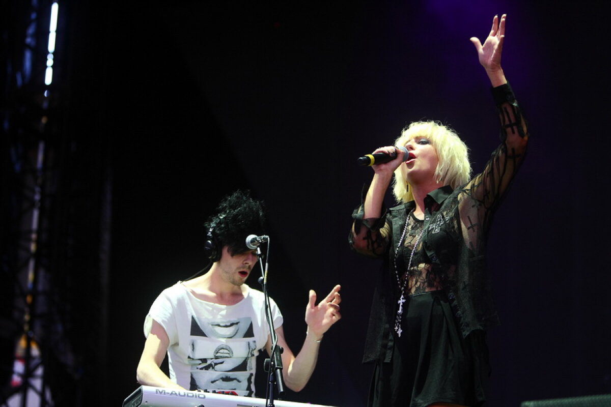 FOTO & VIDEO » Peste 40.000 de fani au luat cu asalt Arena Naţională la concertul legendarei trupă Depeche Mode!