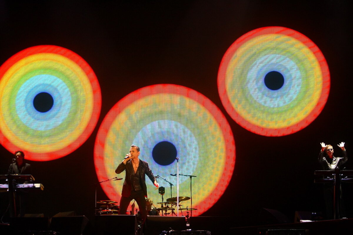 FOTO & VIDEO » Peste 40.000 de fani au luat cu asalt Arena Naţională la concertul legendarei trupă Depeche Mode!