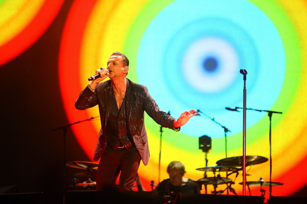 FOTO & VIDEO » Peste 40.000 de fani au luat cu asalt Arena Naţională la concertul legendarei trupă Depeche Mode!