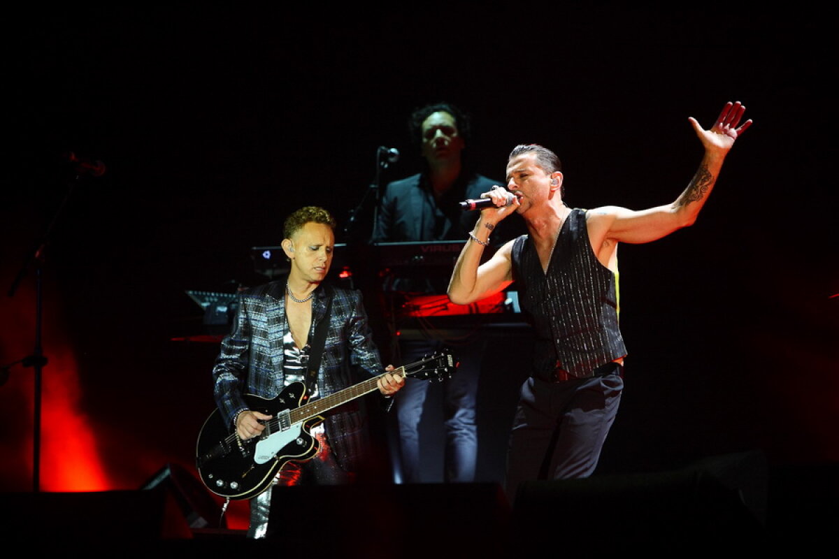 FOTO & VIDEO » Peste 40.000 de fani au luat cu asalt Arena Naţională la concertul legendarei trupă Depeche Mode!