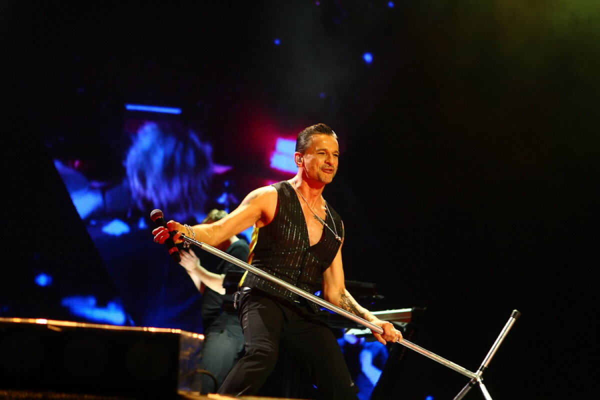 FOTO & VIDEO » Peste 40.000 de fani au luat cu asalt Arena Naţională la concertul legendarei trupă Depeche Mode!