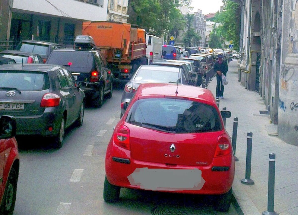 Să mai şi zîmbim » Şoferi, nu vă înghesuiţi pe scurtătură! Strada Dionisie Lupu e blocată :) » Voi pe unde faceţi 200m într-o oră?