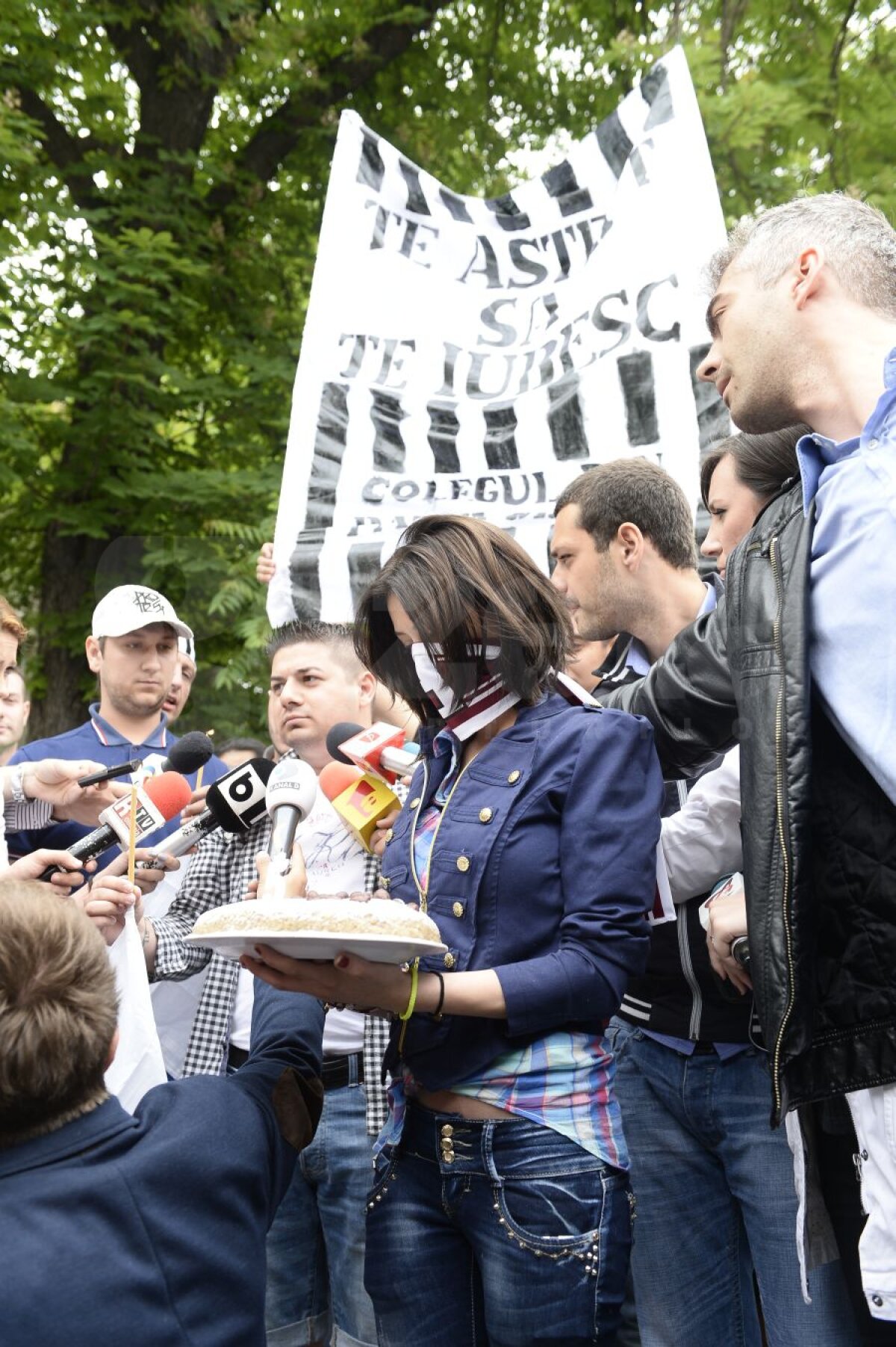 VIDEO&FOTO Imaginile unei zile nebune » Colivă şi violenţe la Înalta Curte