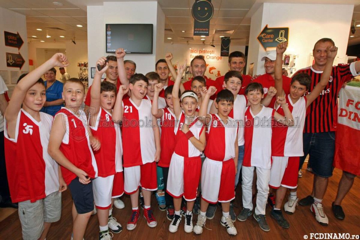 FOTO Dinamoviştii au oferit autografe într-un magazin din Iaşi al sponsorului: "Şi la Chişinău strigăm Dinamo!"