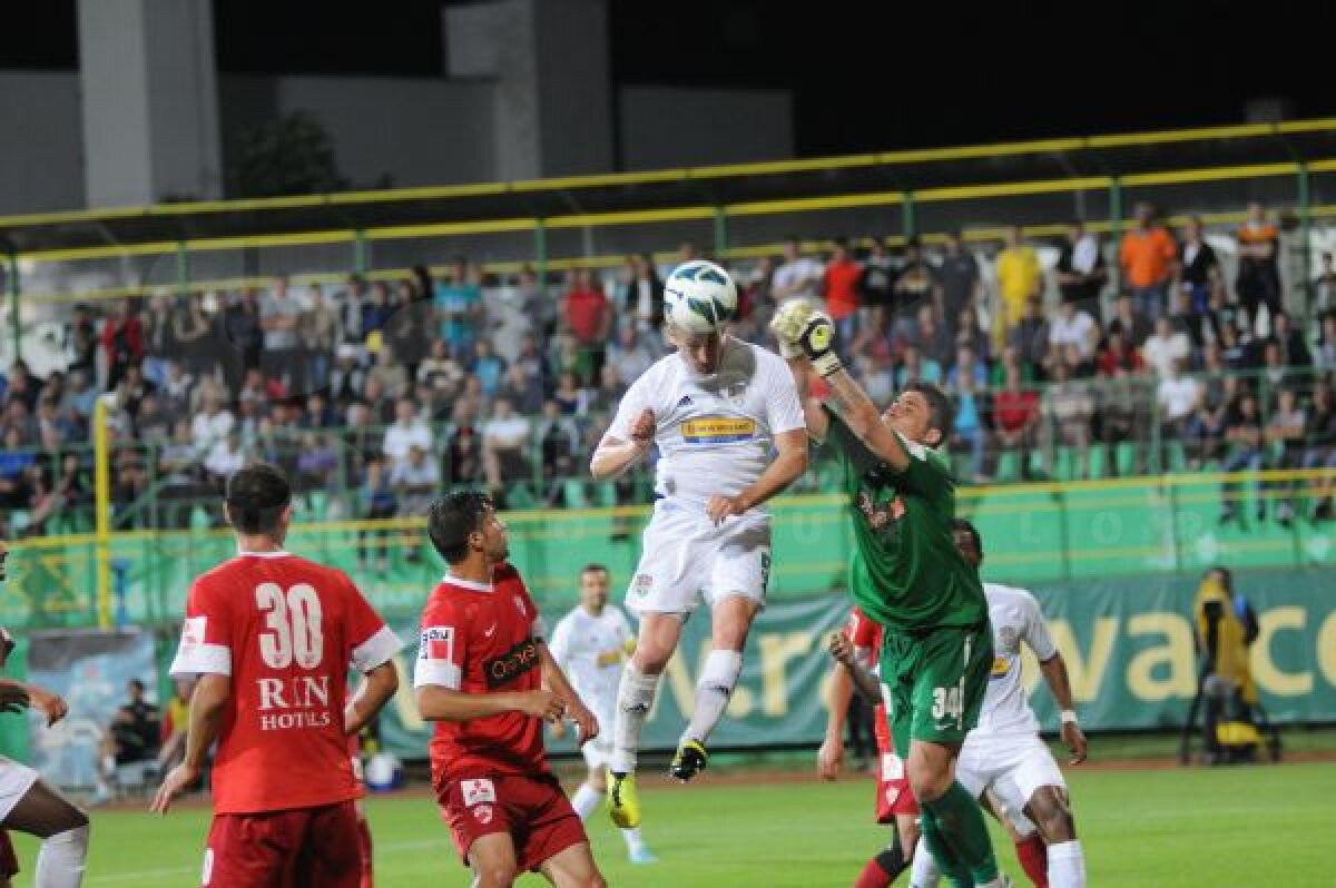 VIDEO+FOTO 7 la rînd » Vasluiul îngenunchează din nou Dinamo, 4-1, şi Europa mai e doar un vis pentru "cîini"