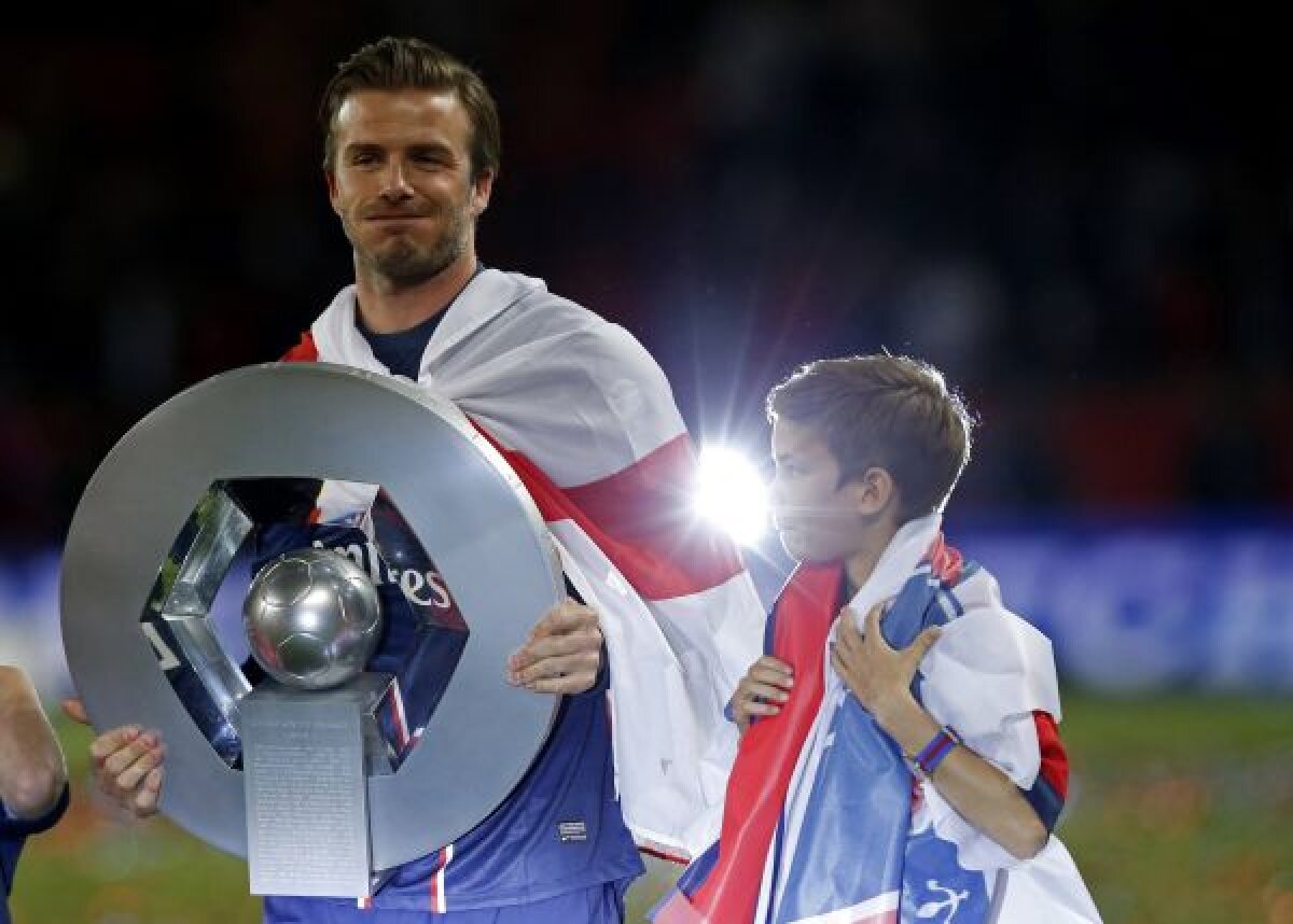 VIDEO+FOTO End it like Beckham » Superstarul englez s-a retras şi a izbucnit în lacrimi la ultimul meci de acasă al lui PSG