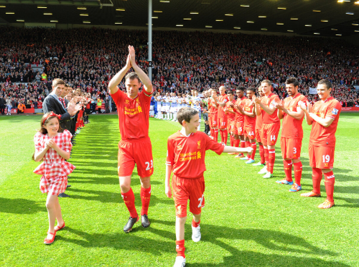 VIDEO şi FOTO » S-a retras încă o legendă: momente emoţionante la ultimul meci al lui Jamie Carragher