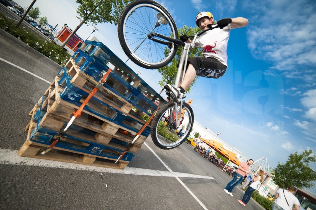 Sesiuni de test drive cu cele mai noi şi mai puternice maşini şi demonstraţii off-road pline de adrenalină!