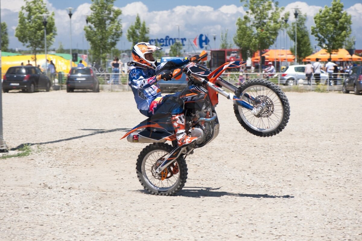 Sesiuni de test drive cu cele mai noi şi mai puternice maşini şi demonstraţii off-road pline de adrenalină!