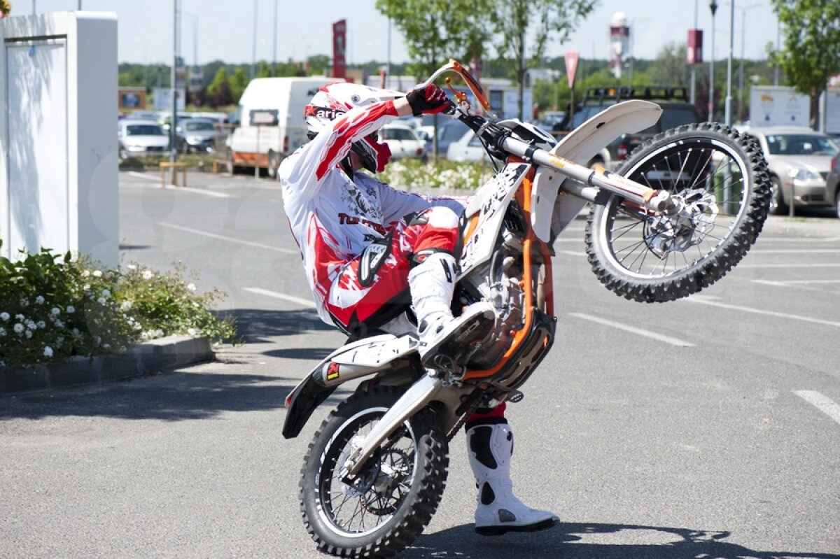 Sesiuni de test drive cu cele mai noi şi mai puternice maşini şi demonstraţii off-road pline de adrenalină!