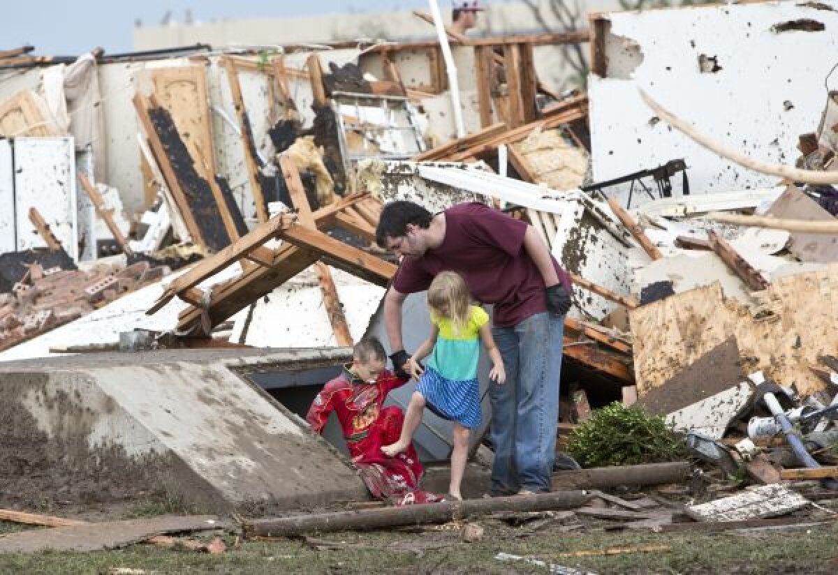 Puterea tornadei care a lovit ieri statul american Oklahoma şi care a făcut 91 de victime a depăşit nivelul maxim » Nadia: "Sîntem bine!"