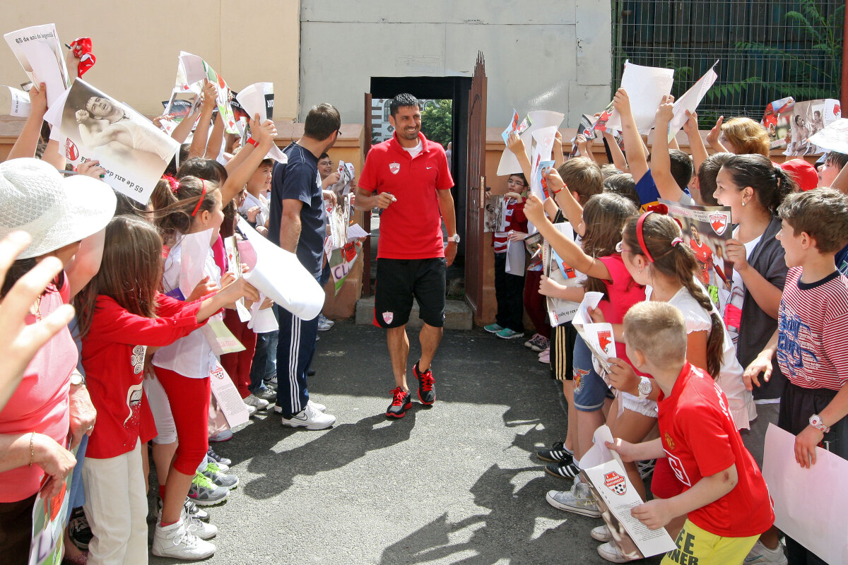 GALERIE FOTO Ora de Dinamo » "Cîinii" continuă campania de promovare a sportului în şcoli