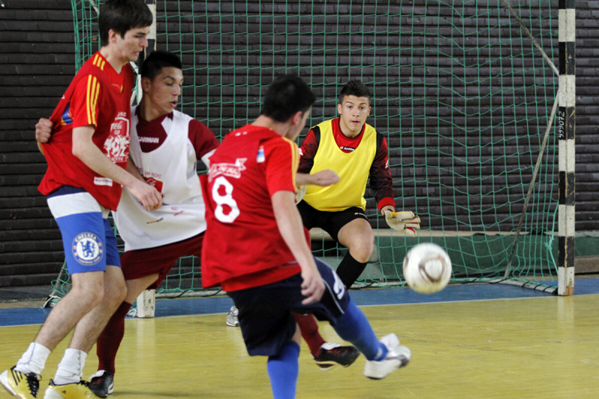 În acest week-end se stabilesc campioanele ţării la futsal la nivel de licee » De pe holurile şcolilor, în cantonamentul "naţionalei"