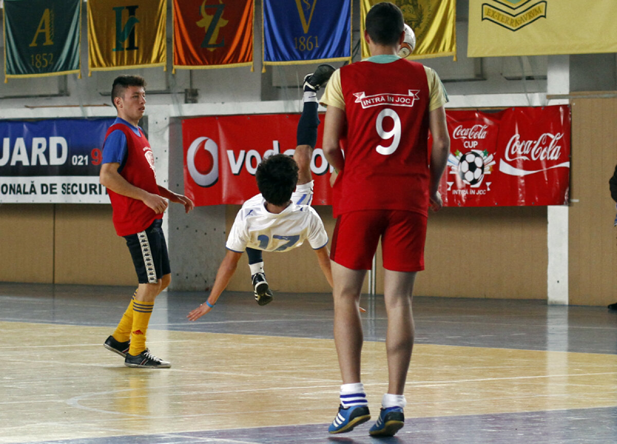 În acest week-end se stabilesc campioanele ţării la futsal la nivel de licee » De pe holurile şcolilor, în cantonamentul "naţionalei"