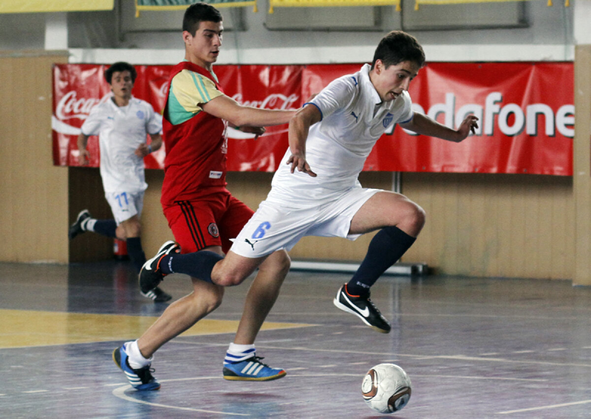 În acest week-end se stabilesc campioanele ţării la futsal la nivel de licee » De pe holurile şcolilor, în cantonamentul "naţionalei"