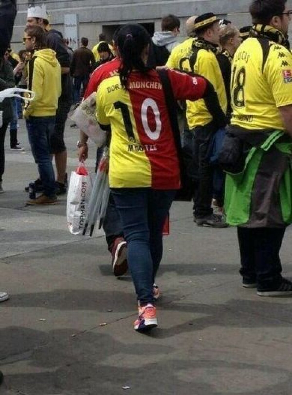 FOTO Toţi ochii pe Gotze » Cum a reacţionat "trădătorul" la golurile din finala Ligii şi cum l-au contestat fanii