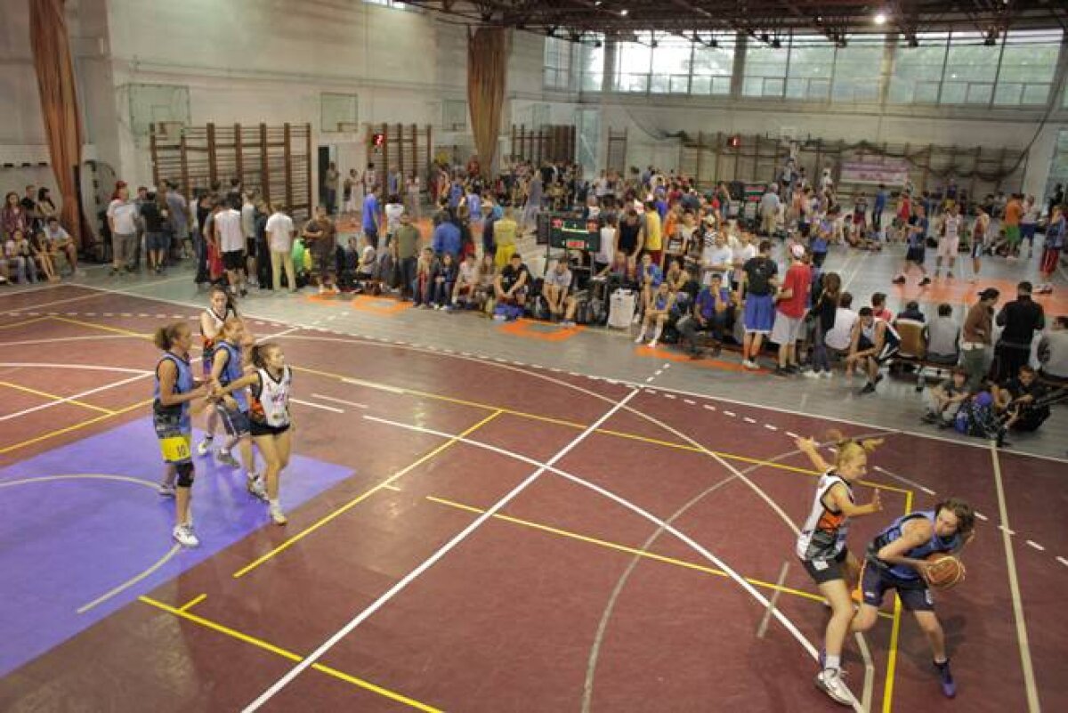 GALERIE FOTO / Debut furtunos la Wizz Air Sport Arena Streetball 2013!