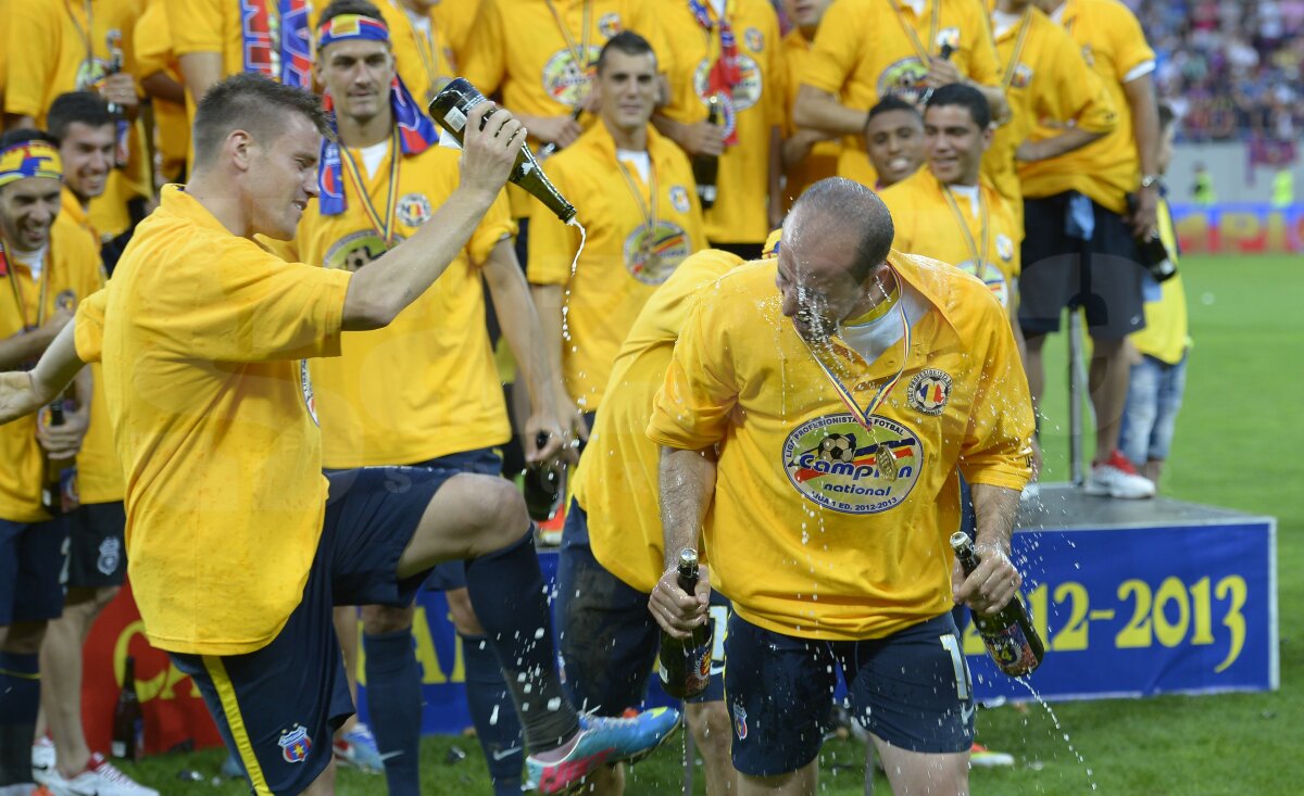 GALERIE FOTO Şampanie şi confetti pentru noua campioană a României! Steaua a primit trofeul pentru titlul 24