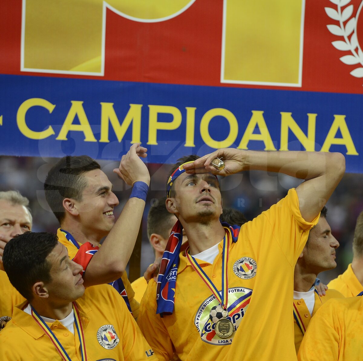 GALERIE FOTO Şampanie şi confetti pentru noua campioană a României! Steaua a primit trofeul pentru titlul 24