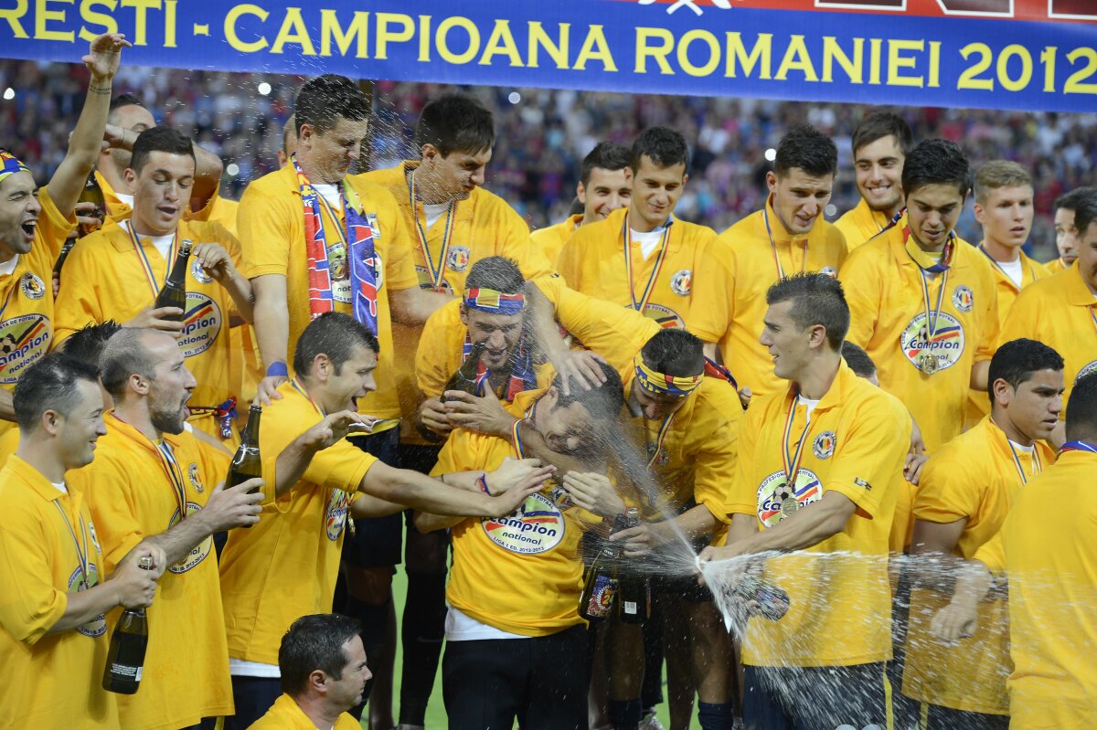 GALERIE FOTO Şampanie şi confetti pentru noua campioană a României! Steaua a primit trofeul pentru titlul 24