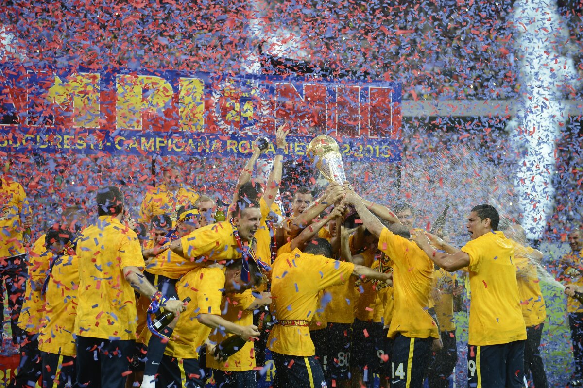 GALERIE FOTO Şampanie şi confetti pentru noua campioană a României! Steaua a primit trofeul pentru titlul 24