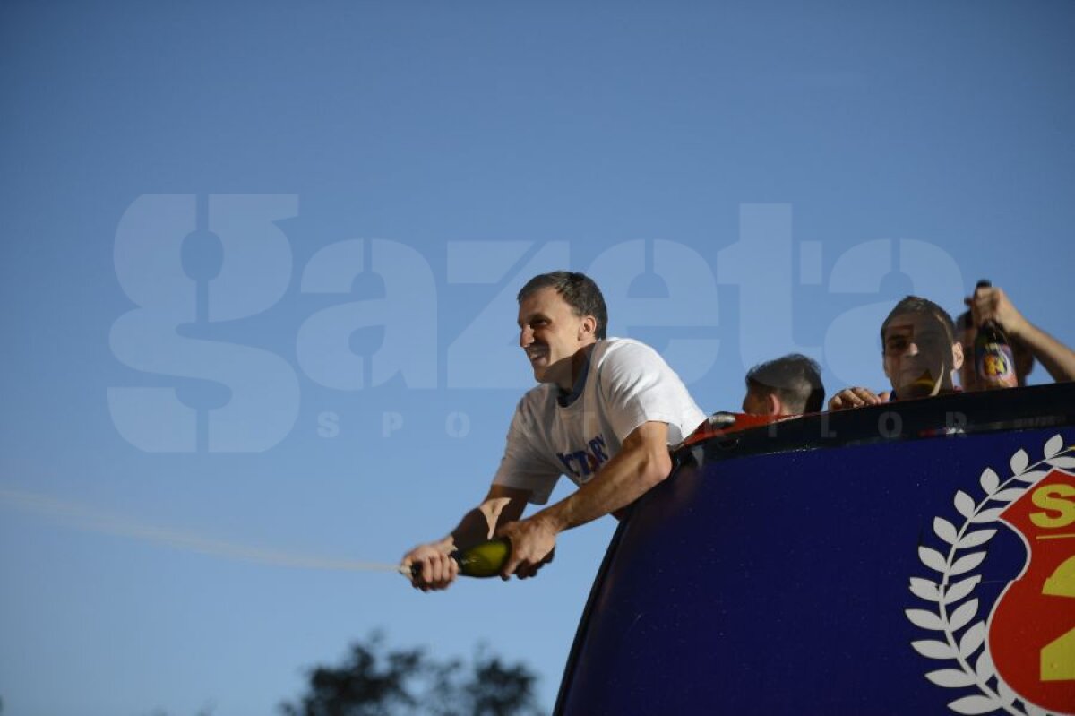 UPDATE FOTO&VIDEO Steliştii au cîntat alături de fani în Piaţa Constituţiei