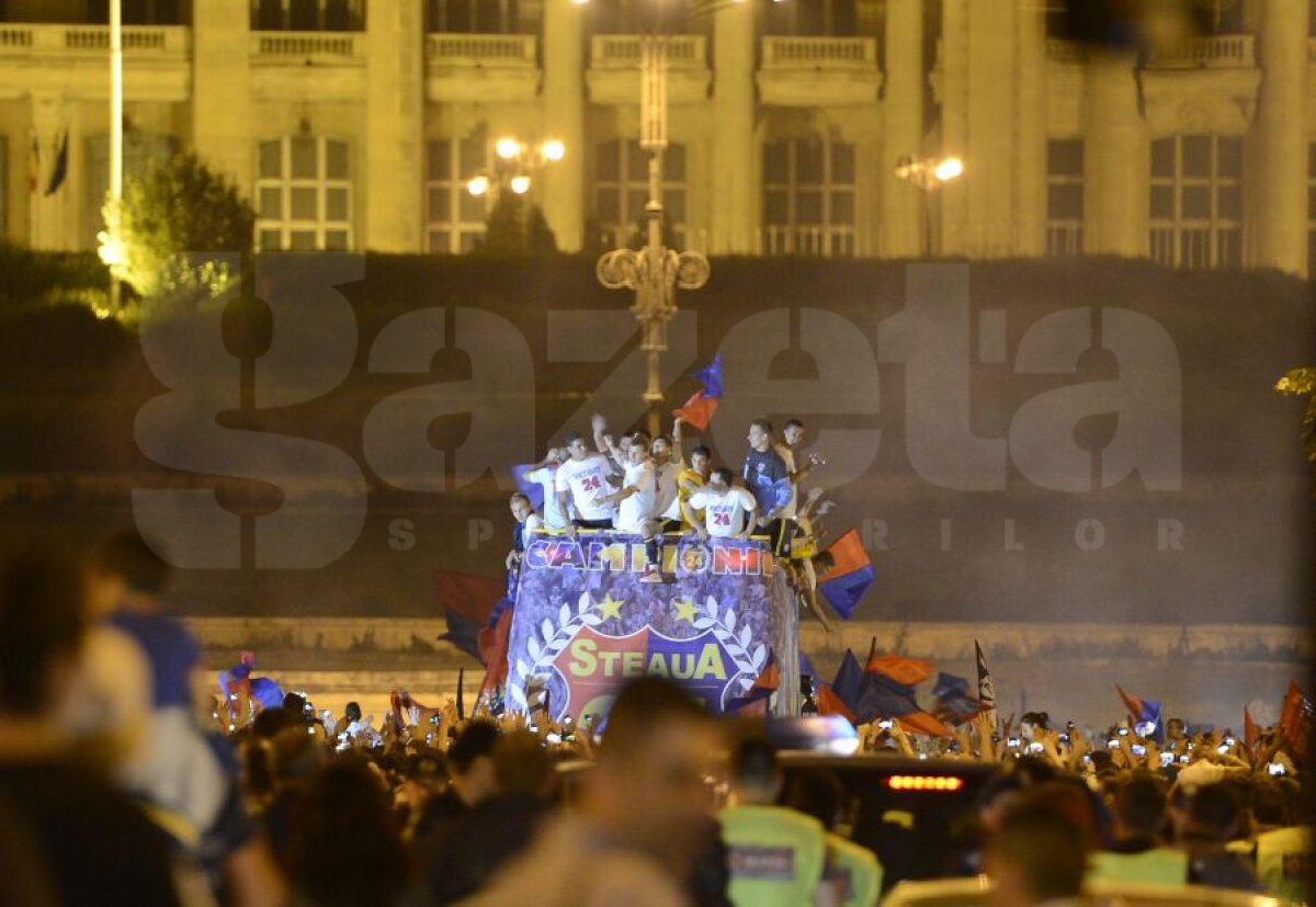 UPDATE FOTO&VIDEO Steliştii au cîntat alături de fani în Piaţa Constituţiei