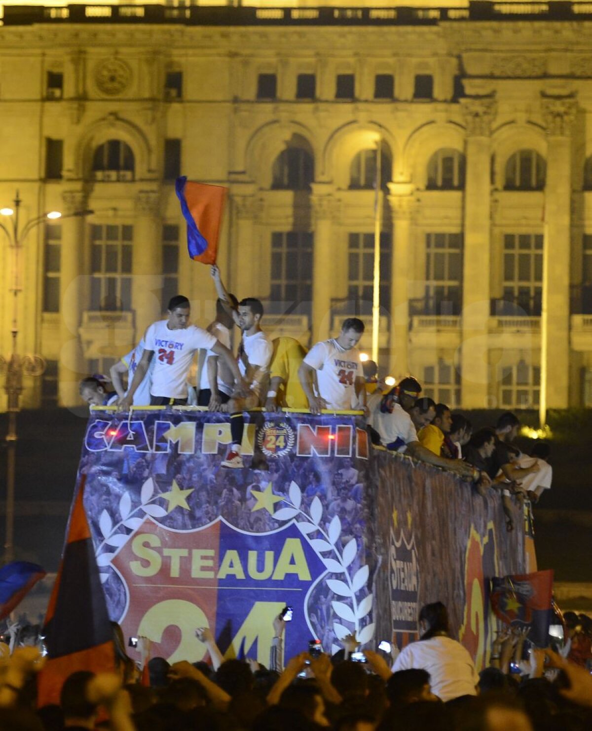 UPDATE FOTO&VIDEO Steliştii au cîntat alături de fani în Piaţa Constituţiei