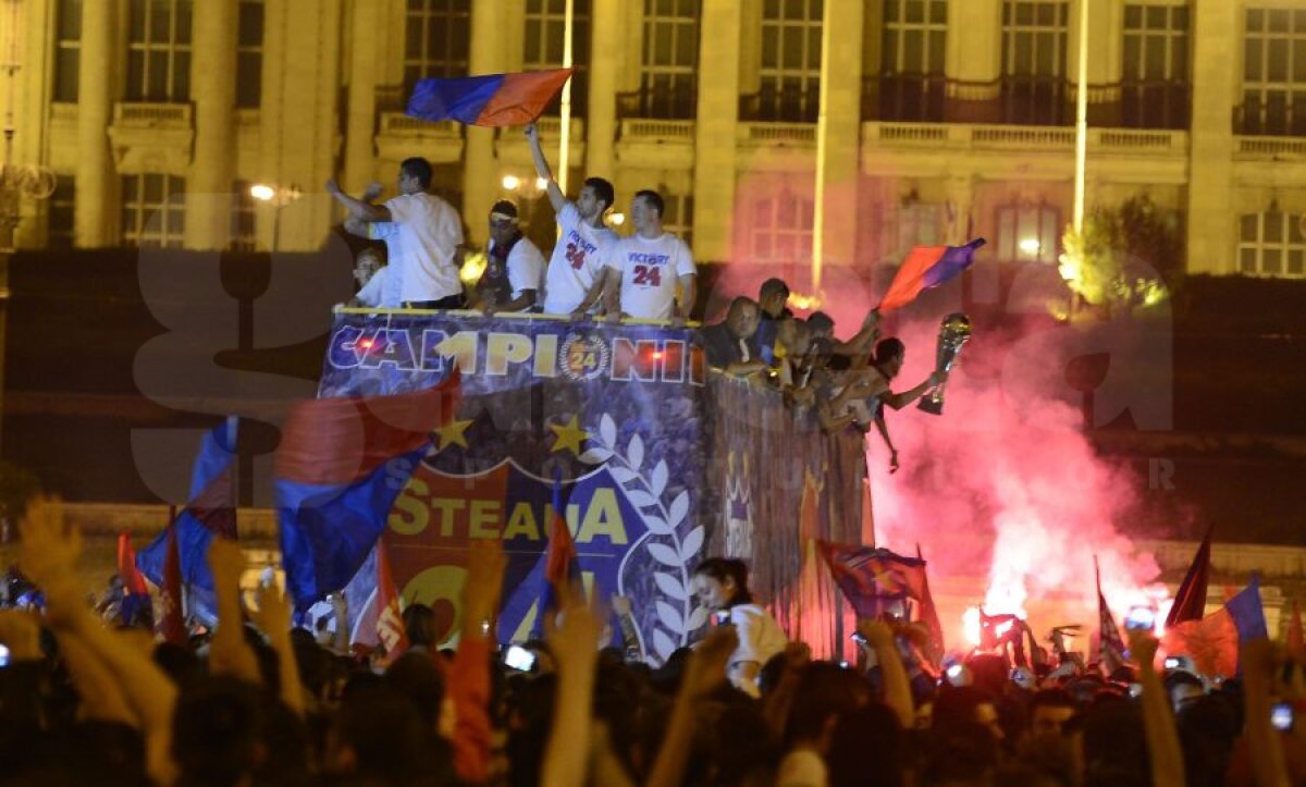 UPDATE FOTO&VIDEO Steliştii au cîntat alături de fani în Piaţa Constituţiei