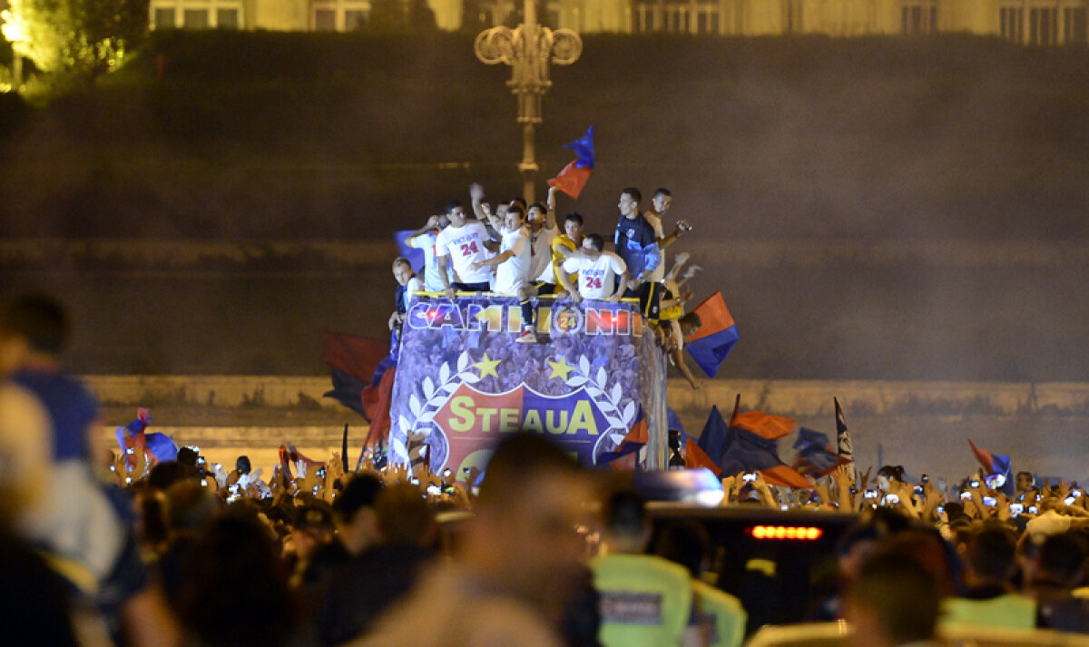 FOTO Petrecere de poveste într-un oraş roş-albastru » Imagini unice de la sărbătoarea Stelei în centrul Bucureştiului