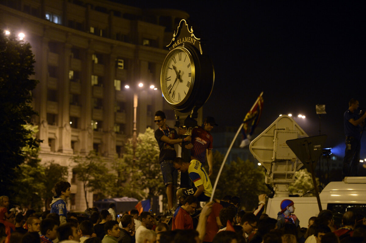 FOTO Petrecere de poveste într-un oraş roş-albastru » Imagini unice de la sărbătoarea Stelei în centrul Bucureştiului