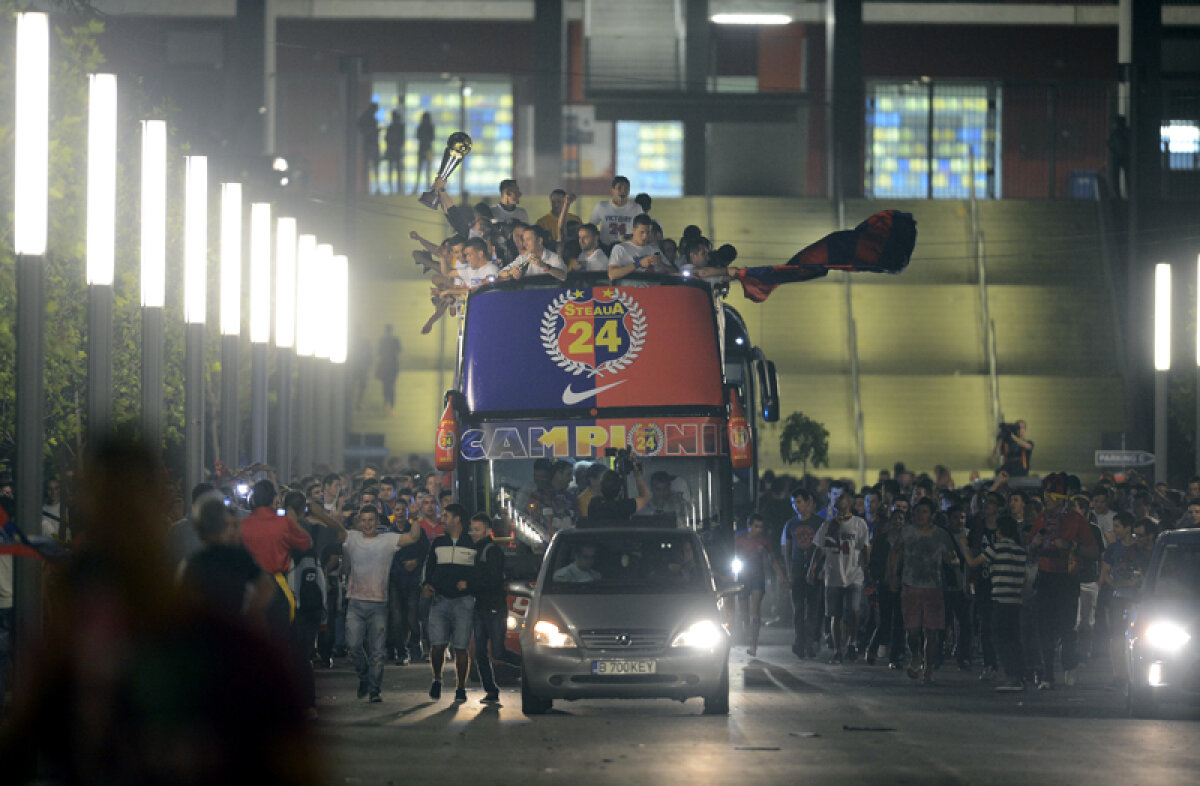 FOTO Petrecere de poveste într-un oraş roş-albastru » Imagini unice de la sărbătoarea Stelei în centrul Bucureştiului