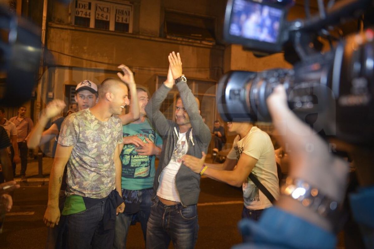 VIDEO&FOTO Of, ce chin, ce jale » Rapidul a retrogradat, jucătorii au cîntat manele cu Adi Minune! Detalii de la petrecere