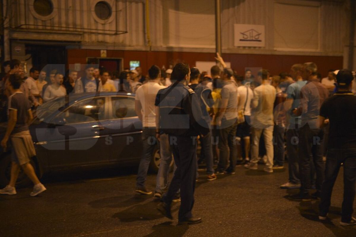 VIDEO&FOTO Of, ce chin, ce jale » Rapidul a retrogradat, jucătorii au cîntat manele cu Adi Minune! Detalii de la petrecere