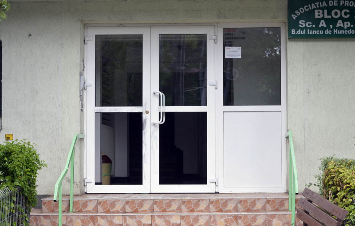 VIDEO Noapte de pomină pentru Gabi Tamaş » S-a îmbătat şi a spart uşa unui bloc: ”Stătea pe burtă, ca o broască ţestoasă!”