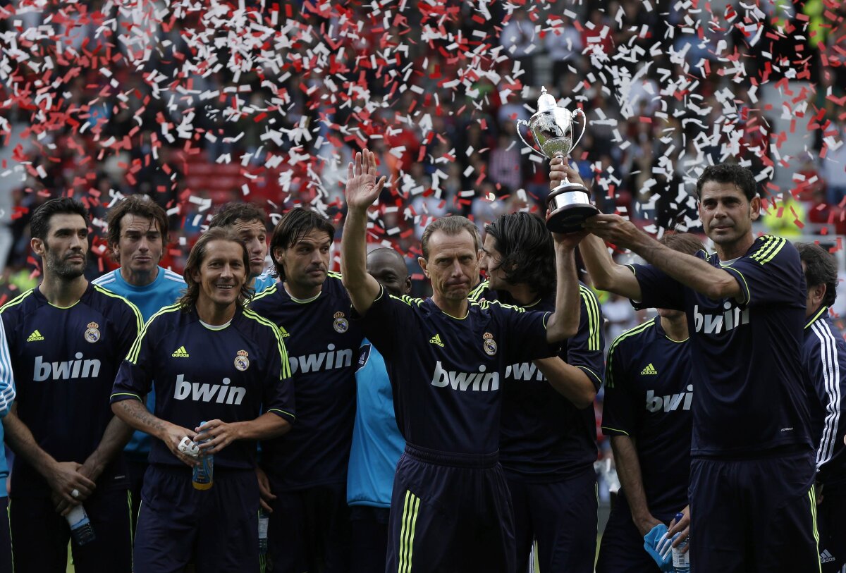 VIDEO şi FOTO » Legendele lui Real Madrid au făcut show pe Old Trafford: Figo, Zidane sau Van Nistelrooy au evoluat într-un meci caritabil