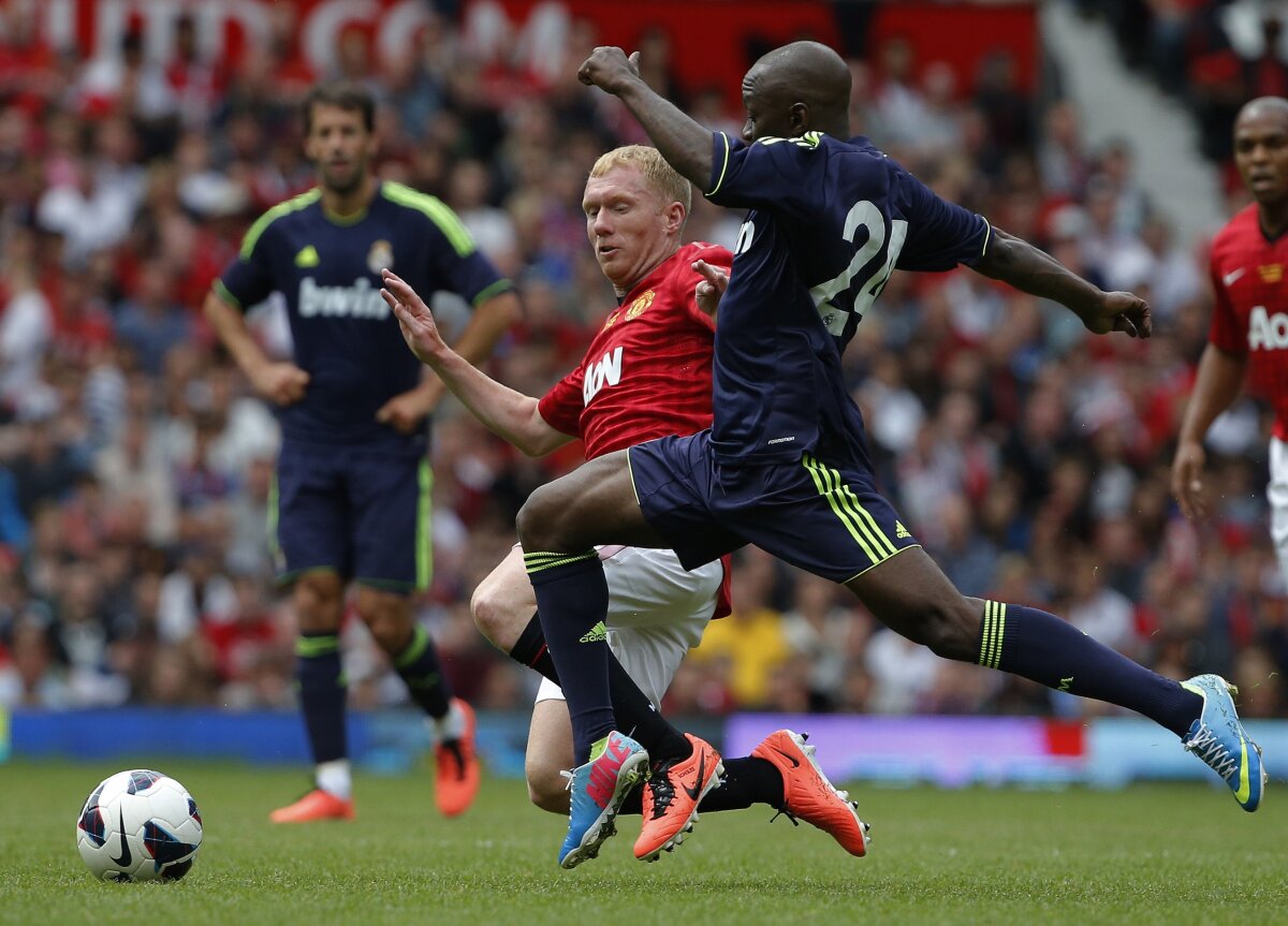 VIDEO şi FOTO » Legendele lui Real Madrid au făcut show pe Old Trafford: Figo, Zidane sau Van Nistelrooy au evoluat într-un meci caritabil