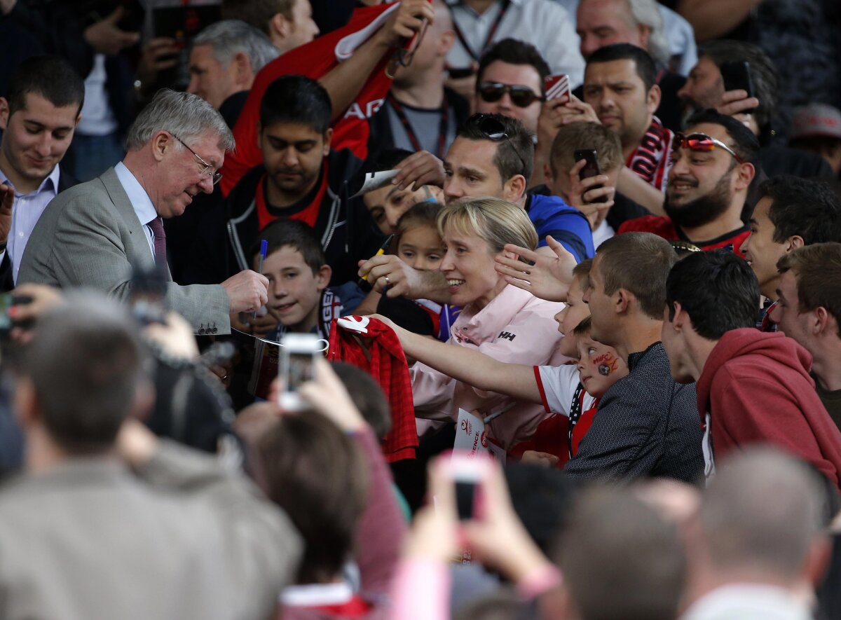 VIDEO şi FOTO » Legendele lui Real Madrid au făcut show pe Old Trafford: Figo, Zidane sau Van Nistelrooy au evoluat într-un meci caritabil