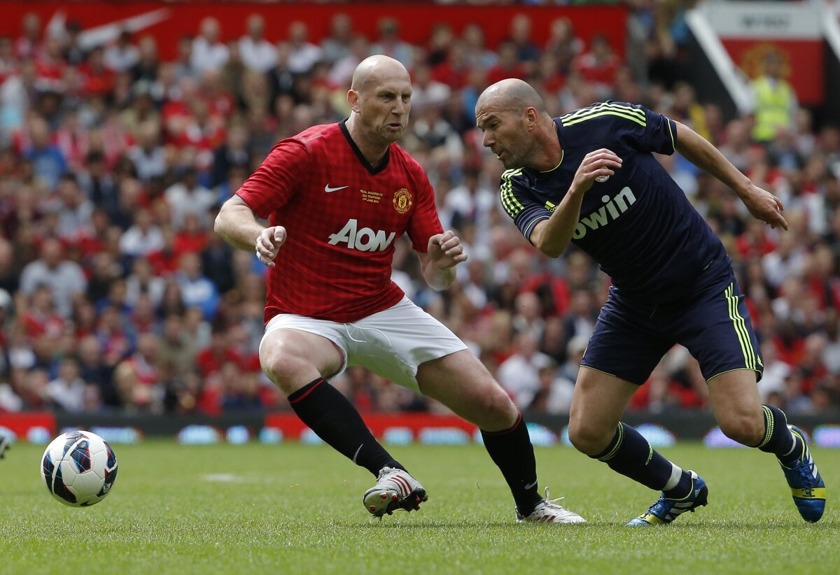 VIDEO şi FOTO » Legendele lui Real Madrid au făcut show pe Old Trafford: Figo, Zidane sau Van Nistelrooy au evoluat într-un meci caritabil