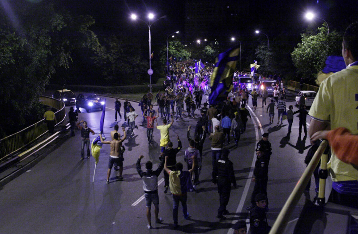 FOTO Dans cu 50.000 de "lupi" » Jucătorii Petrolului au avut parte de o primire fastuoasă din partea fanilor la Ploieşti