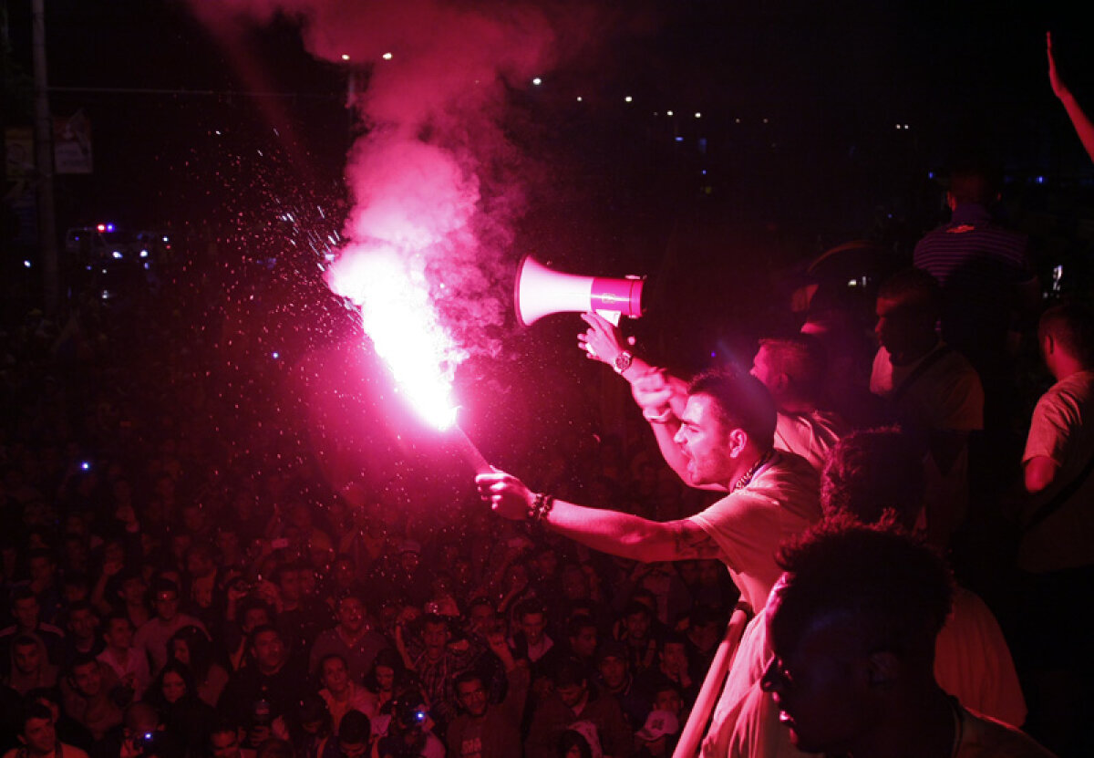 FOTO Dans cu 50.000 de "lupi" » Jucătorii Petrolului au avut parte de o primire fastuoasă din partea fanilor la Ploieşti